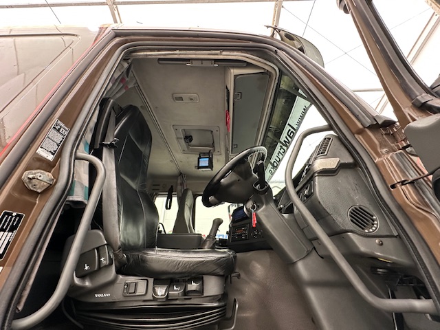 Volvo FM9 300 6×4 Sleeper Cab Tipper Manual