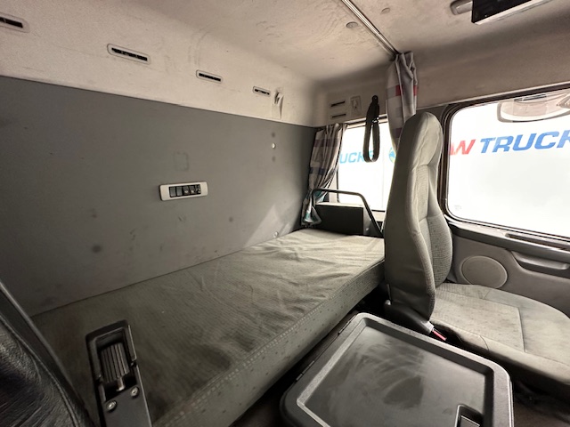 Volvo FM9 300 6×4 Sleeper Cab Tipper Manual