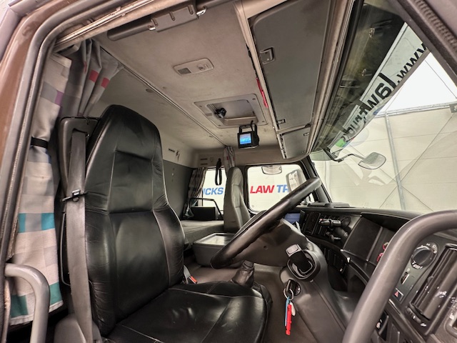 Volvo FM9 300 6×4 Sleeper Cab Tipper Manual