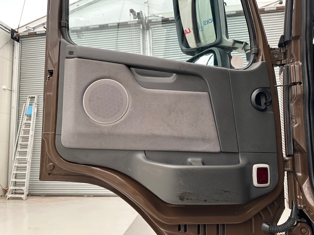 Volvo FM9 300 6×4 Sleeper Cab Tipper Manual