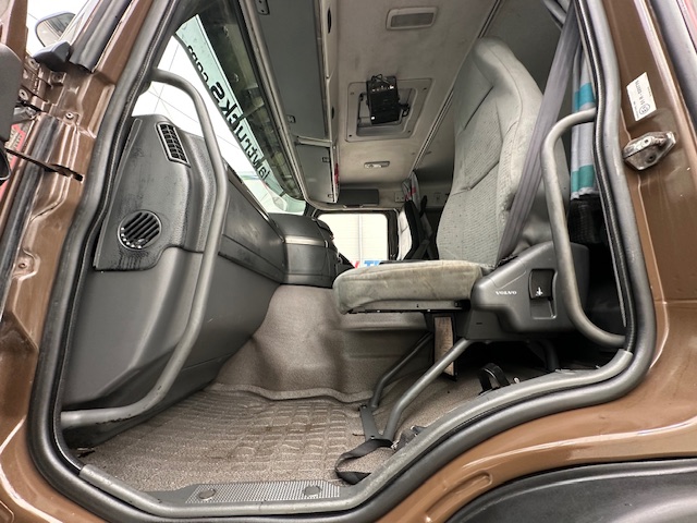 Volvo FM9 300 6×4 Sleeper Cab Tipper Manual
