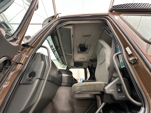 Volvo FM9 300 6×4 Sleeper Cab Tipper Manual