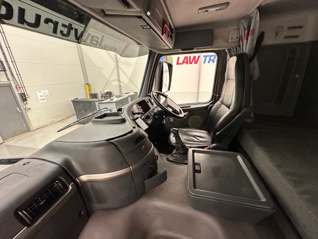 Volvo FM9 300 6×4 Sleeper Cab Tipper Manual