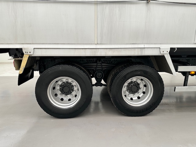 Volvo FM9 300 6×4 Sleeper Cab Tipper Manual