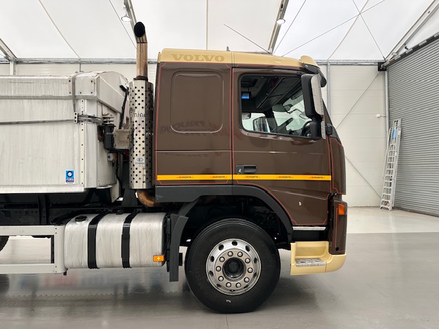 Volvo FM9 300 6×4 Sleeper Cab Tipper Manual
