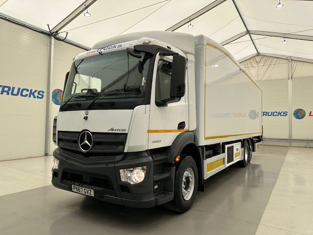 Mercedes Antos 2532 6×2 Rear Lift Day Cab Fridge Box
