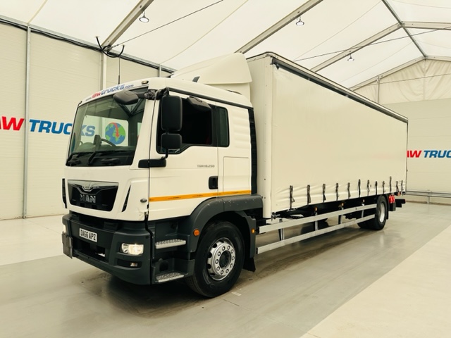 MAN TGM 18.250 Sleeper Cab Curtainsider