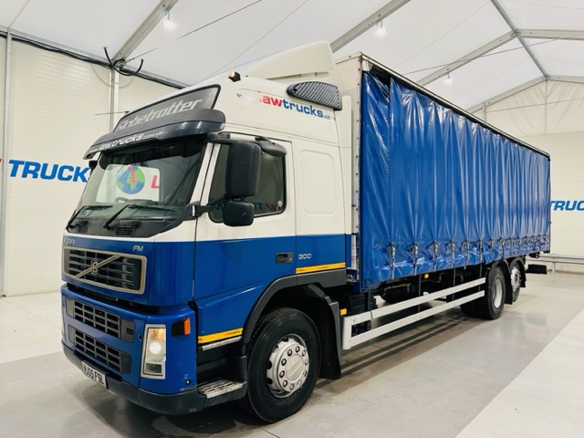 Volvo FM 300 6×2 Sleeper Cab Curtainsider