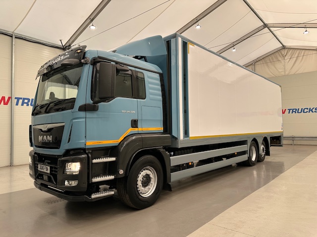 MAN TGS 26.360 6×2 Sleeper Cab Insulated Box Van