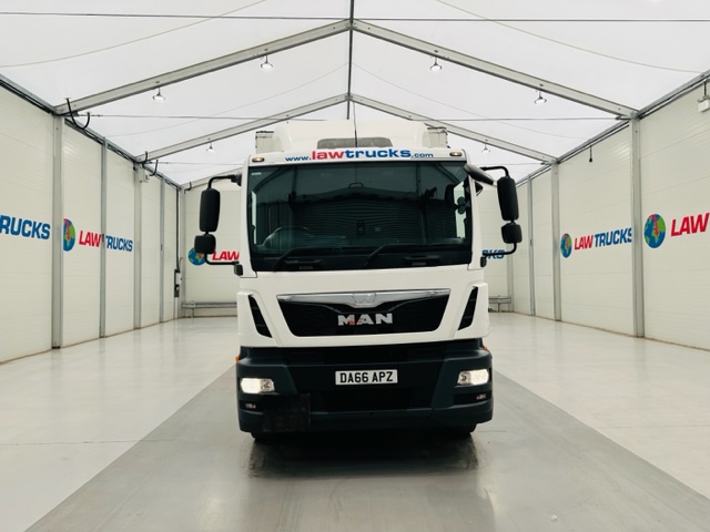 MAN TGM 18.250 Sleeper Cab Curtainsider