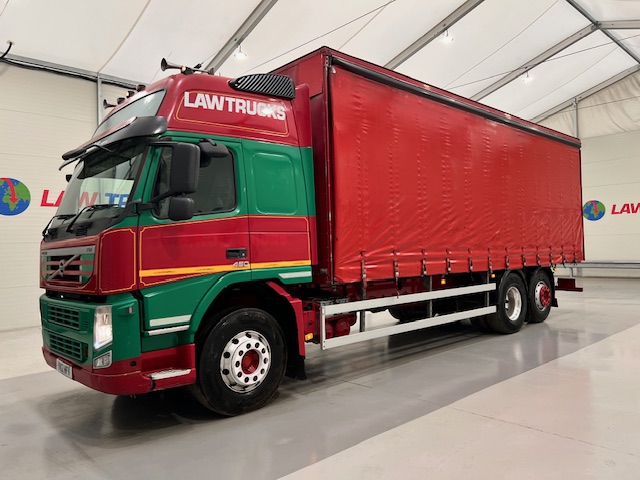 Volvo FM 450 6×2 Sleeper Cab Curtainsider