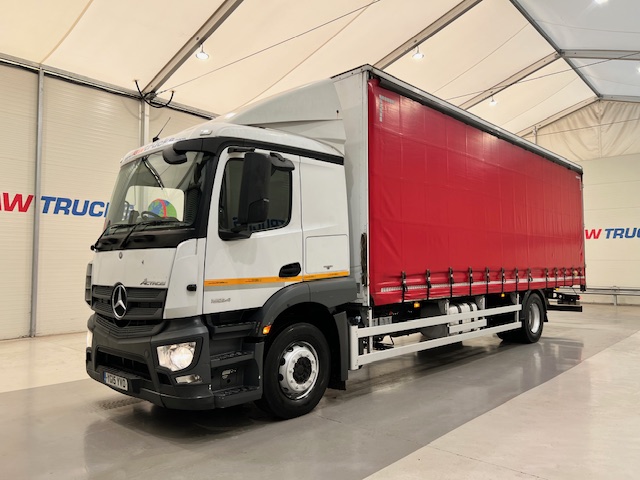 Mercedes Actros 1824 4×2 Sleeper Cab Curtainsider