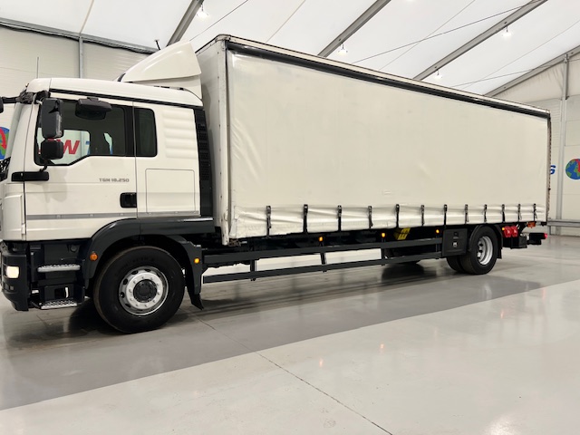 MAN TGM 18.250 4×2 Sleeper Cab Curtainsider