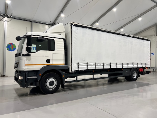 MAN TGM 18.250 4×2 Sleeper Cab Curtainsider