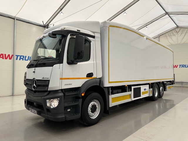 Mercedes Antos 2532 6×2 Rear Lift Day Cab Fridge Box