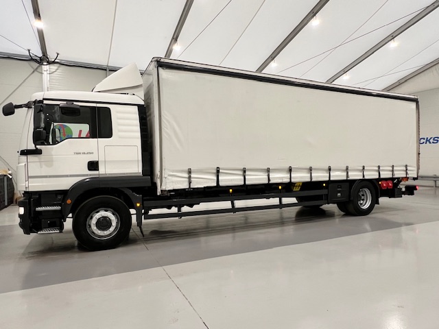 MAN TGM 18.250 4×2 Sleeper Cab Curtainsider