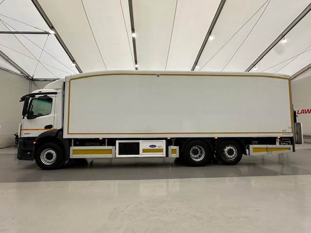 Mercedes Antos 2532 6×2 Rear Lift Day Cab Fridge Box