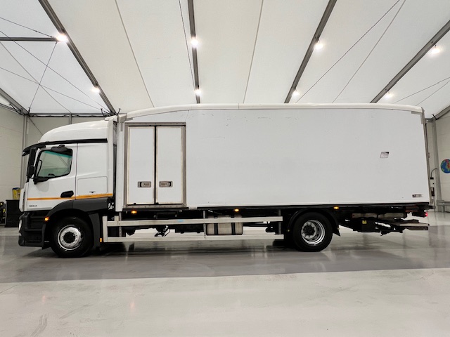 Mercedes Actros 1824 4×2 Sleeper Cab Fridge Box