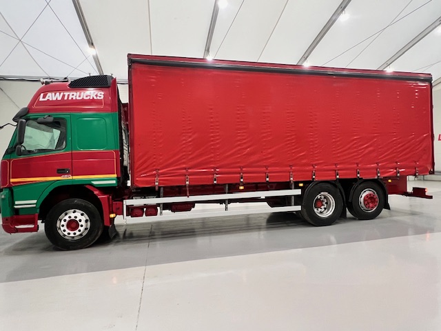 Volvo FM 450 6×2 Sleeper Cab Curtainsider
