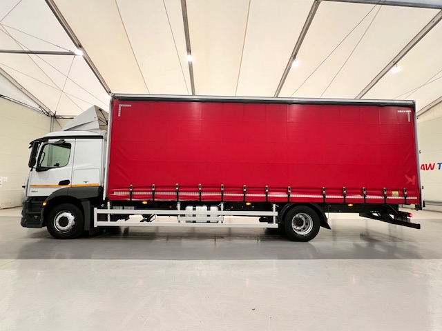 Mercedes Actros 1824 4×2 Sleeper Cab Curtainsider