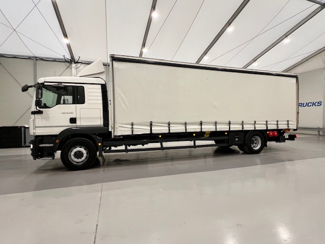 MAN TGM 18.250 4×2 Sleeper Cab Curtainsider