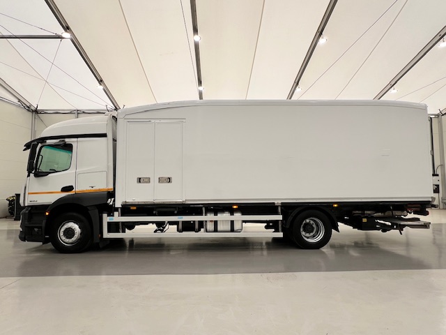 Mercedes Actros 1824 4×2 Sleeper Cab Fridge Box