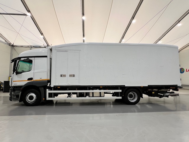 Mercedes Actros 1824 4×2 Sleeper Cab Fridge Box
