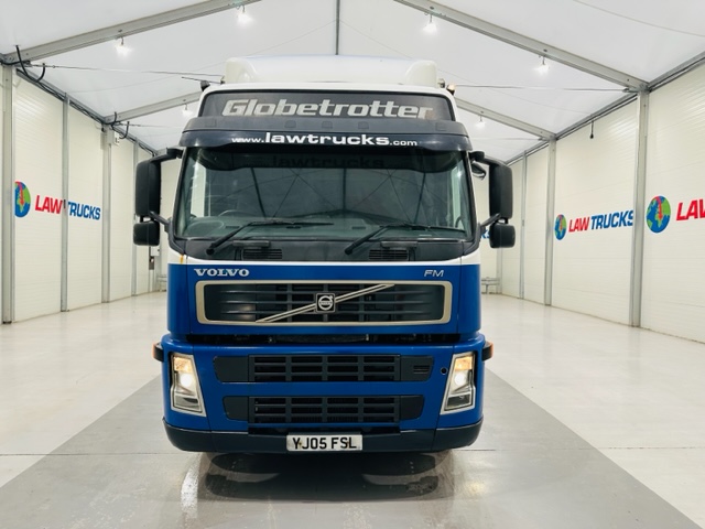 Volvo FM 300 6×2 Sleeper Cab Curtainsider