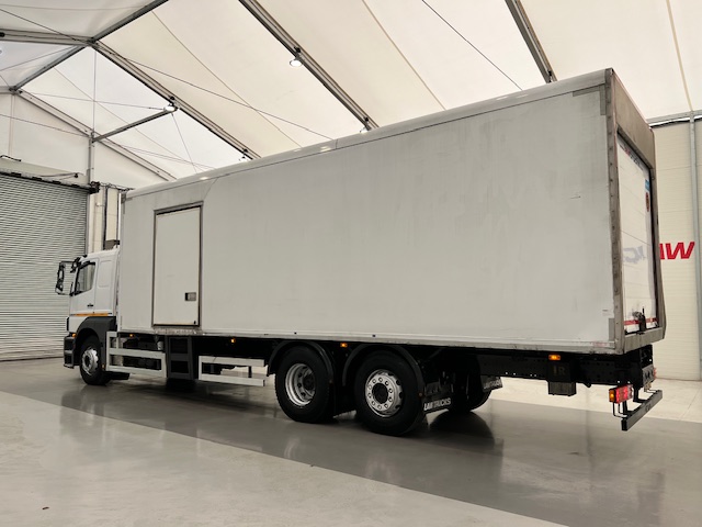 Mercedes Axor 2529 6×2 Rear Lift Sleeper Cab Fridge Box