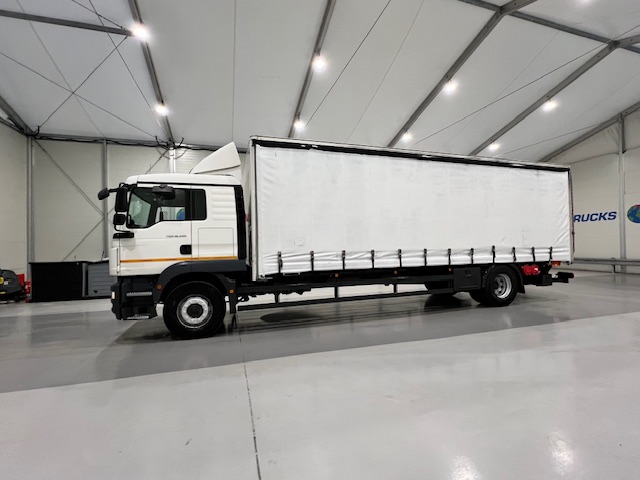 MAN TGM 18.250 4×2 Sleeper Cab Curtainsider
