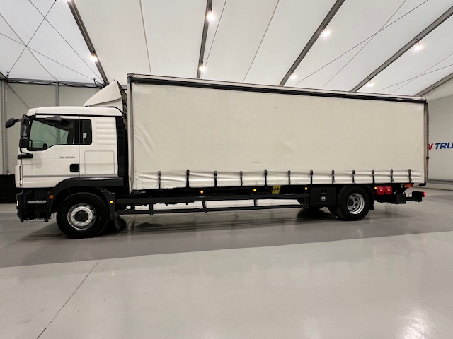 MAN TGM 18.250 4×2 Sleeper Cab Curtainsider