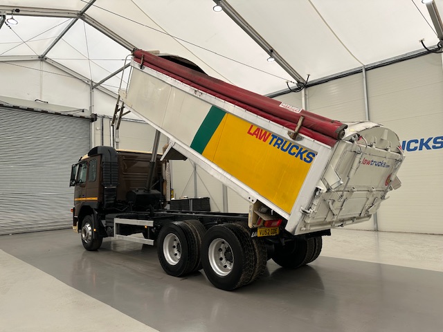 Volvo FM9 300 6×4 Sleeper Cab Tipper Manual