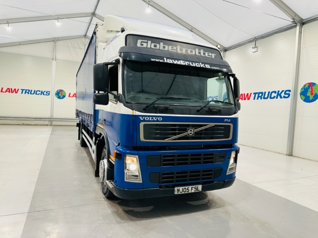 Volvo FM 300 6×2 Sleeper Cab Curtainsider