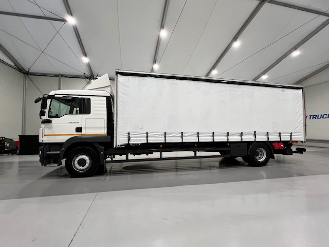 MAN TGM 18.250 4×2 Sleeper Cab Curtainsider