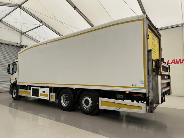 Mercedes Antos 2532 6×2 Rear Lift Day Cab Fridge Box