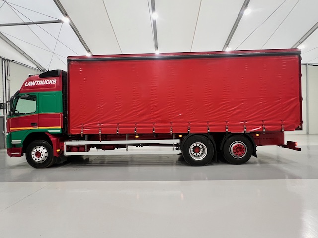 Volvo FM 450 6×2 Sleeper Cab Curtainsider