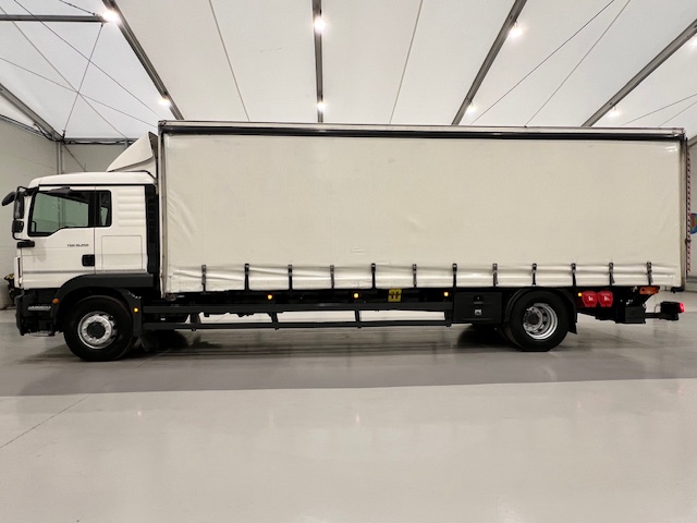MAN TGM 18.250 4×2 Sleeper Cab Curtainsider