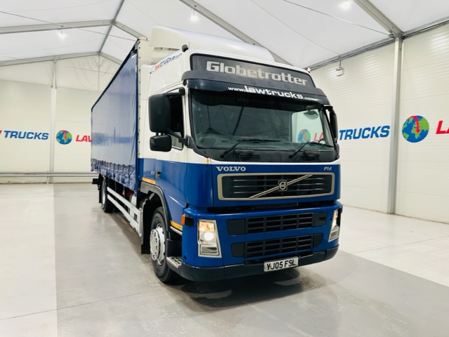 Volvo FM 300 6×2 Sleeper Cab Curtainsider