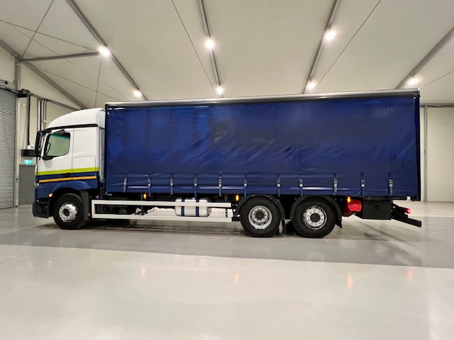 Mercedes Actros 2530 6×2 Sleeper Cab Curtainsider