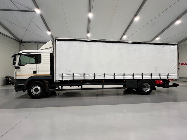 MAN TGM 18.250 4×2 Sleeper Cab Curtainsider