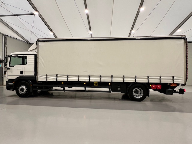 MAN TGM 18.250 4×2 Sleeper Cab Curtainsider