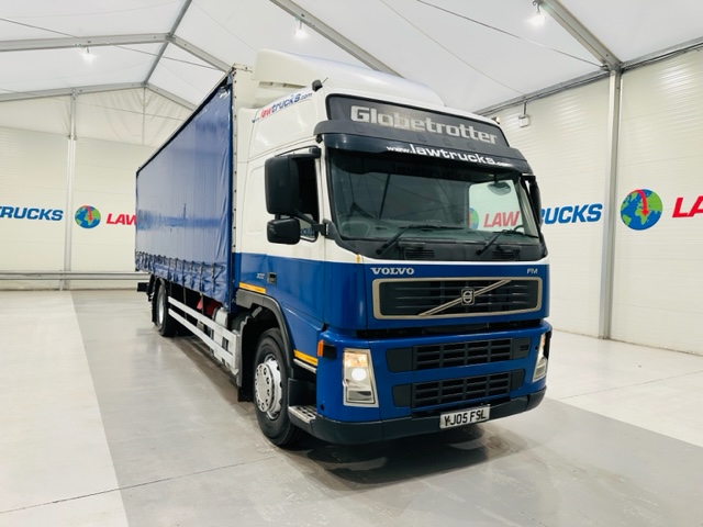 Volvo FM 300 6×2 Sleeper Cab Curtainsider