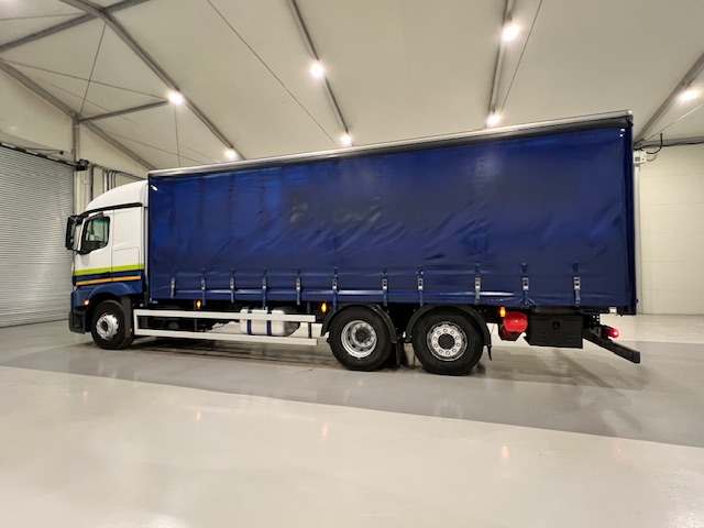 Mercedes Actros 2530 6×2 Sleeper Cab Curtainsider
