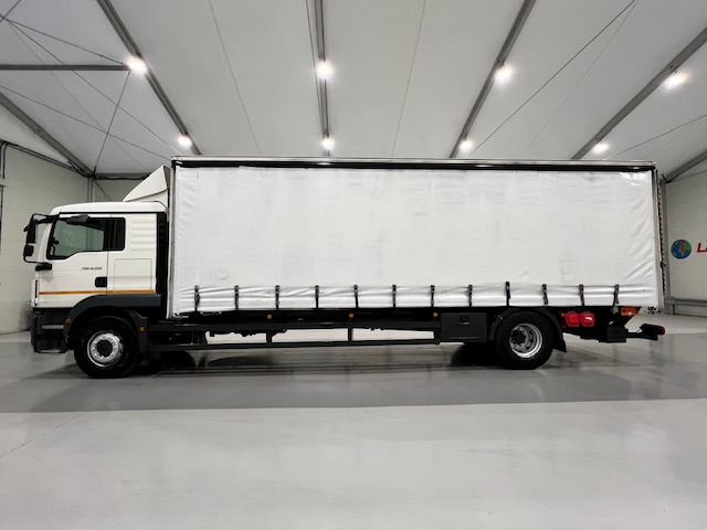 MAN TGM 18.250 4×2 Sleeper Cab Curtainsider