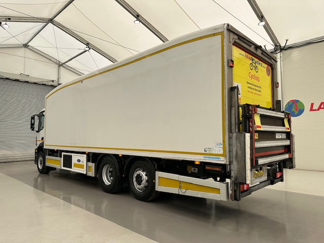 Mercedes Antos 2532 6×2 Rear Lift Day Cab Fridge Box