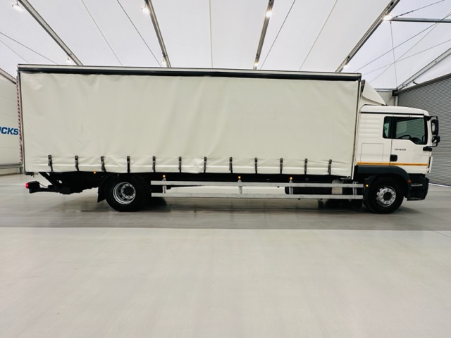 MAN TGM 18.250 Sleeper Cab Curtainsider