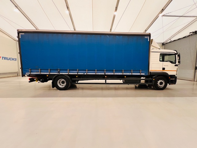 MAN TGM 18.250 Sleeper Cab Curtainsider