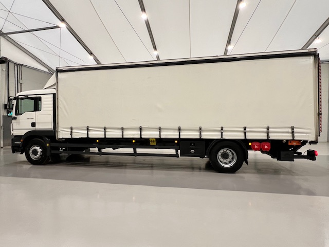 MAN TGM 18.250 4×2 Sleeper Cab Curtainsider