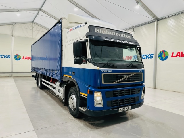 Volvo FM 300 6×2 Sleeper Cab Curtainsider