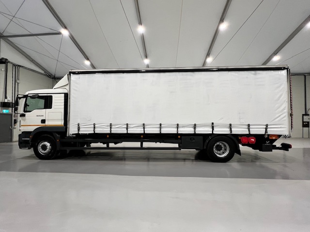 MAN TGM 18.250 4×2 Sleeper Cab Curtainsider